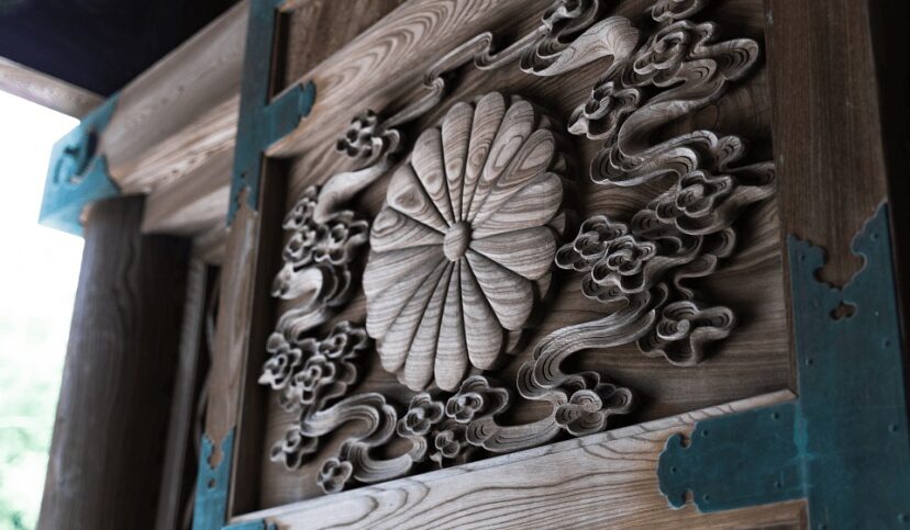木彫りの菊紋様