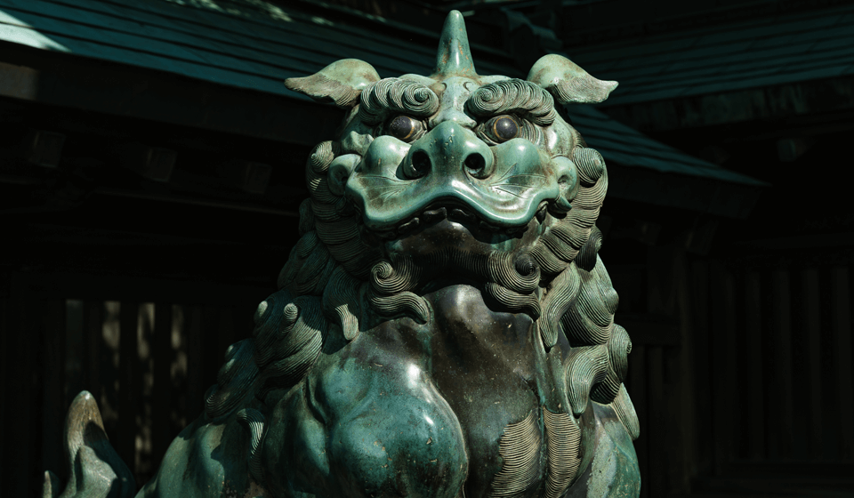 青銅製の凛々しい表情をした狛犬
