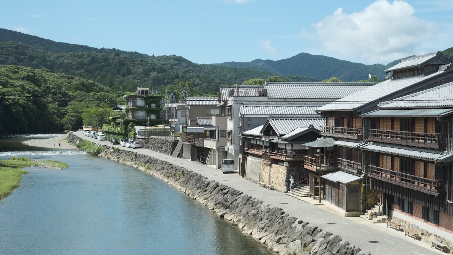 おかげ横丁での和装姿の新郎新婦