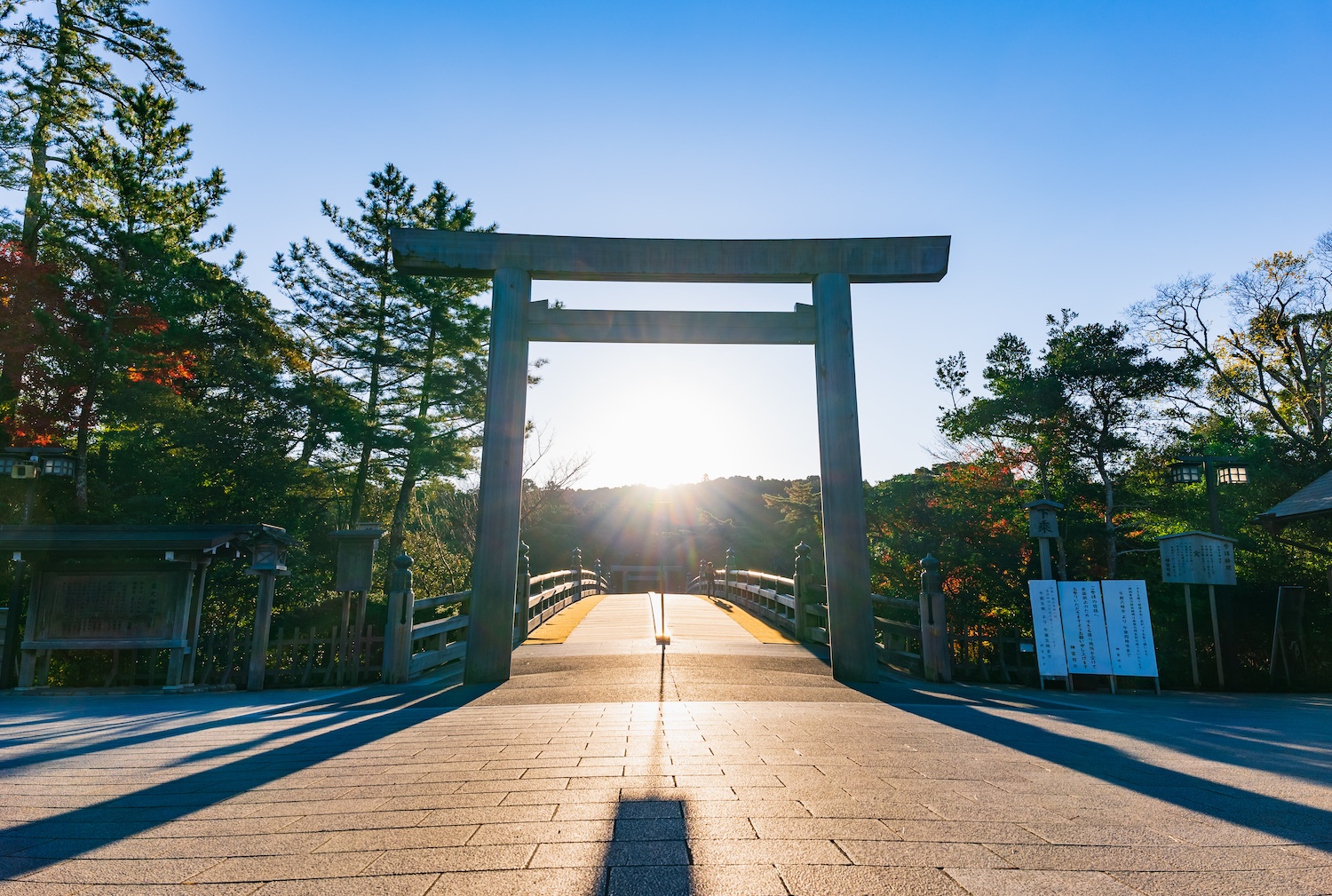 伊勢神宮の参道での和装姿の新郎新婦