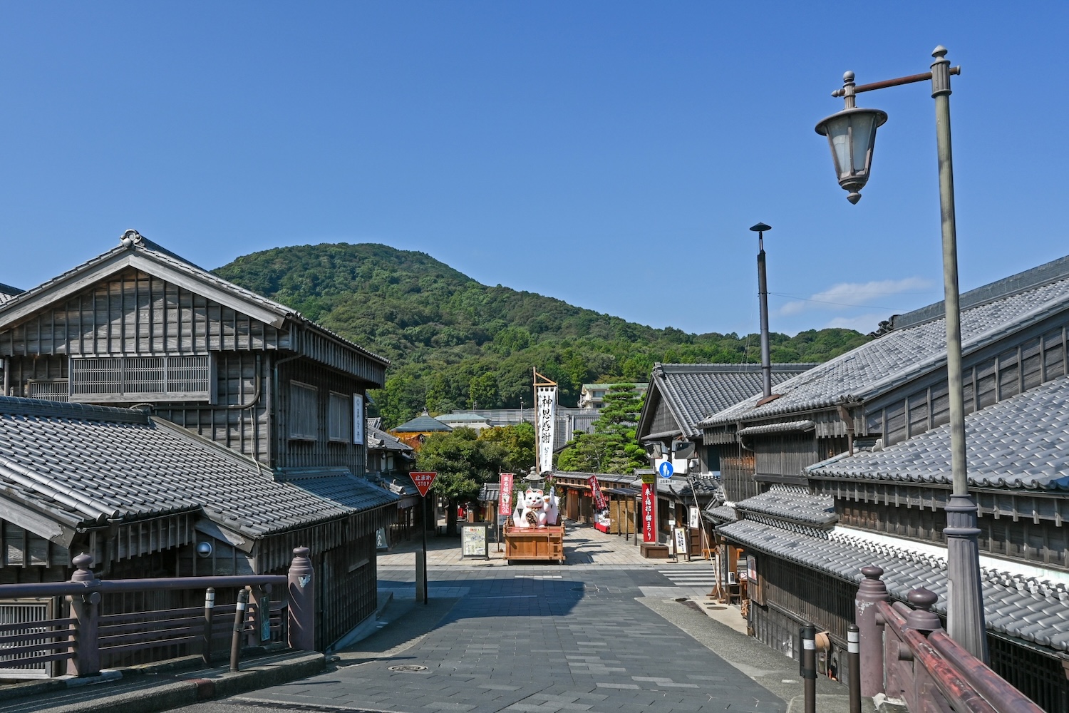 伊勢神宮の境内での和装姿の新郎新婦