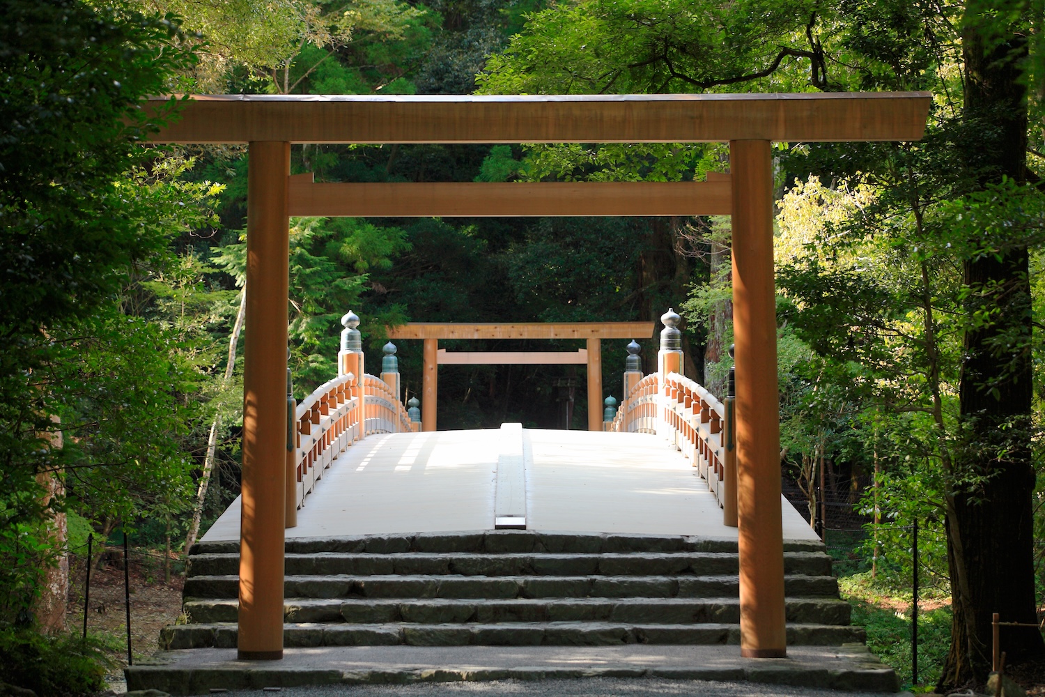 伊勢神宮での和装姿の新郎新婦