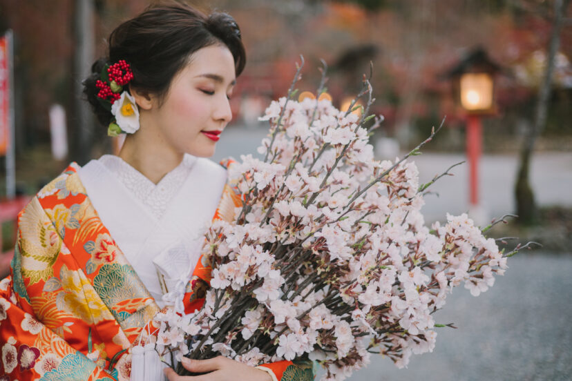 花を持つ和装の花嫁