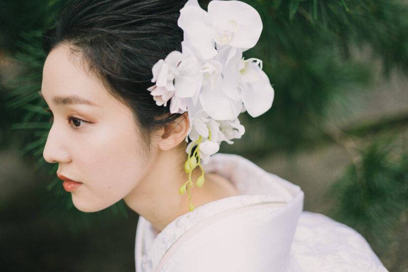 和装の花嫁の白い花の髪飾り