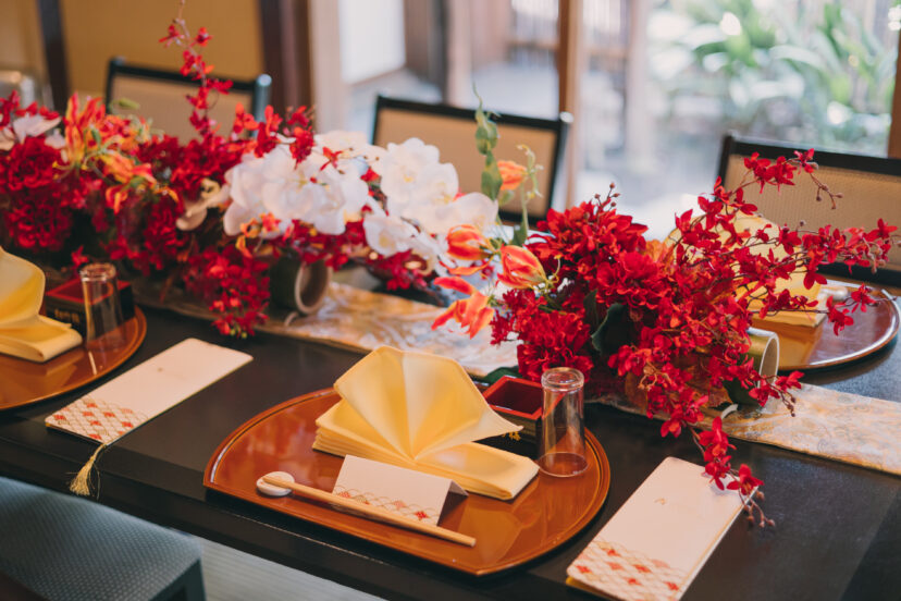 赤い花が飾られた和風のテーブルコーディネート