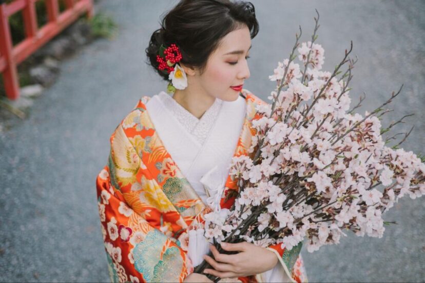 桜のブーケを持った和装の花嫁