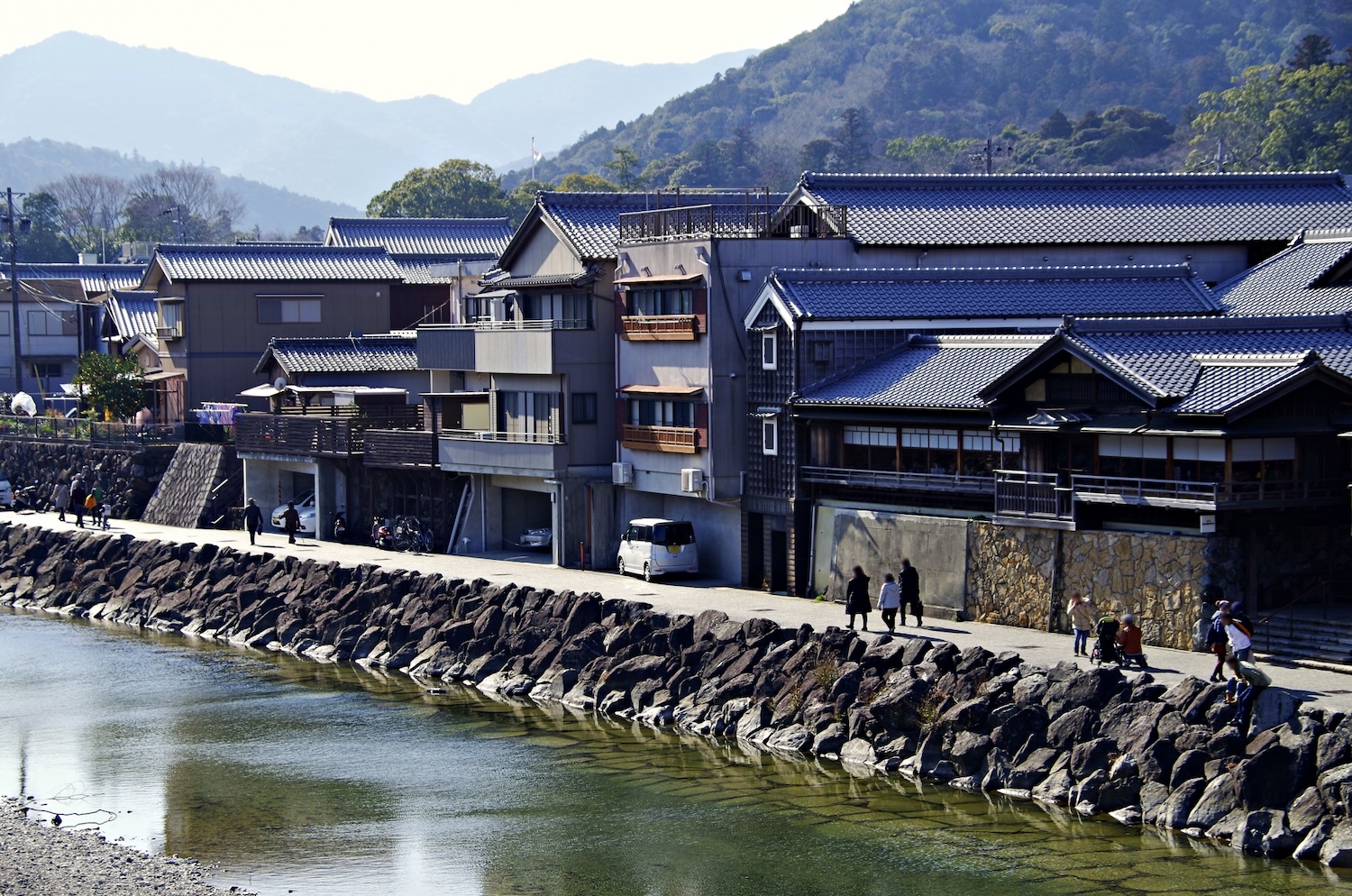 伊勢神宮の鳥居での和装姿の新郎新婦