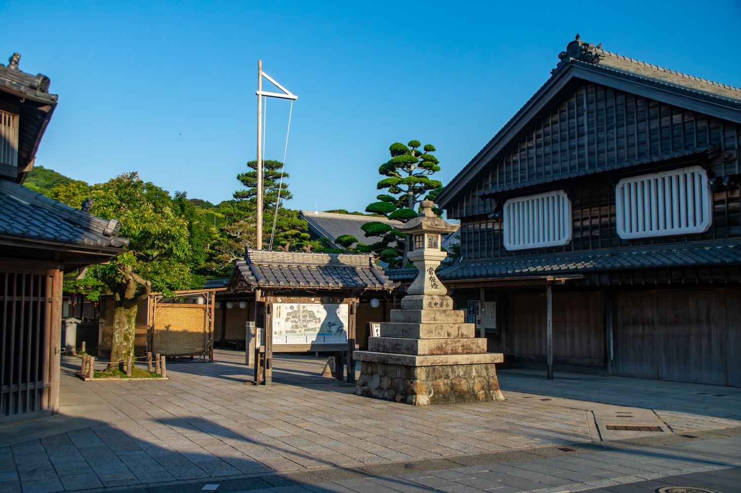 伊勢神宮の石畳での和装姿の新郎新婦