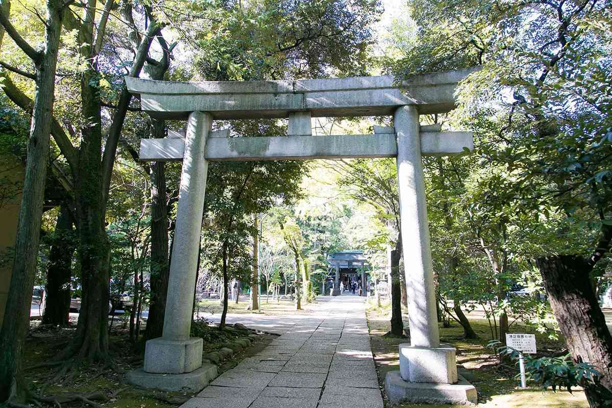 四季の花々に彩られた都会のオアシス