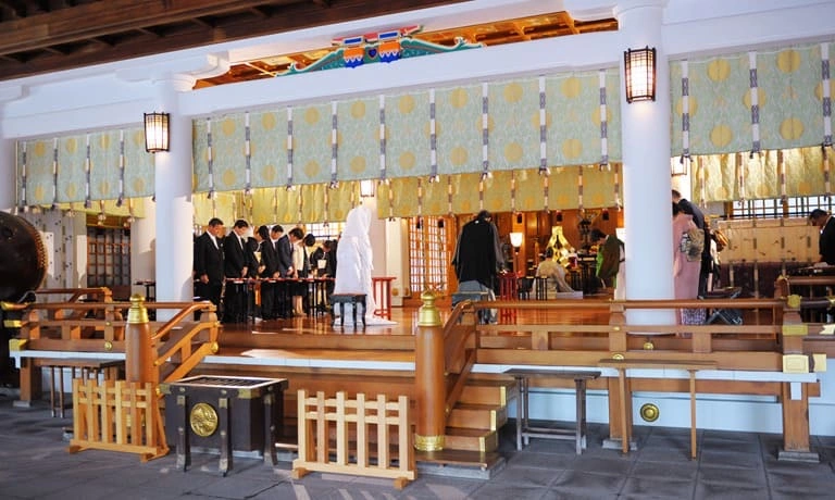 都会の風景と融合した広々とした空間