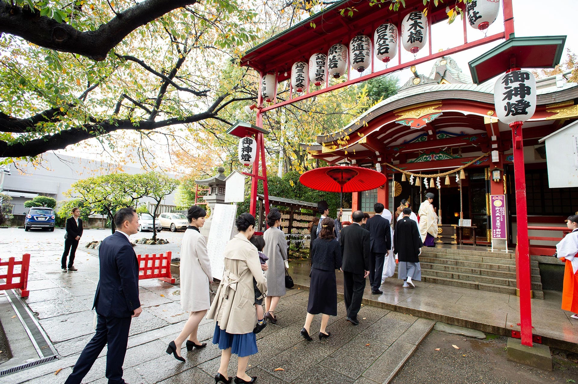 朱色に染まる格調高い社殿での挙式