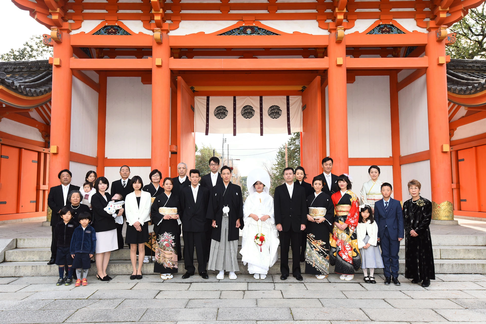 朱塗りの楼門が印象的な歴史ある神社