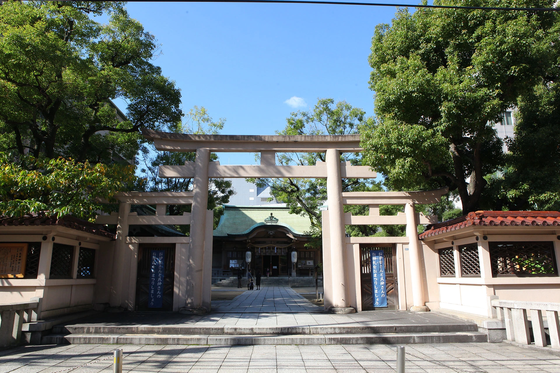 珍しい三ツ鳥居が印象的な歴史ある神社