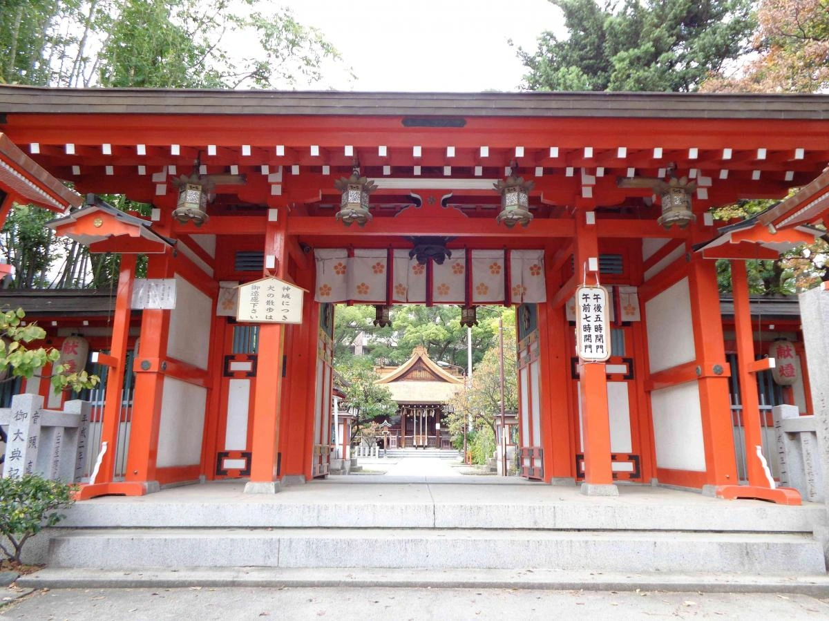 梅の香り漂う春の訪れを告げる神社