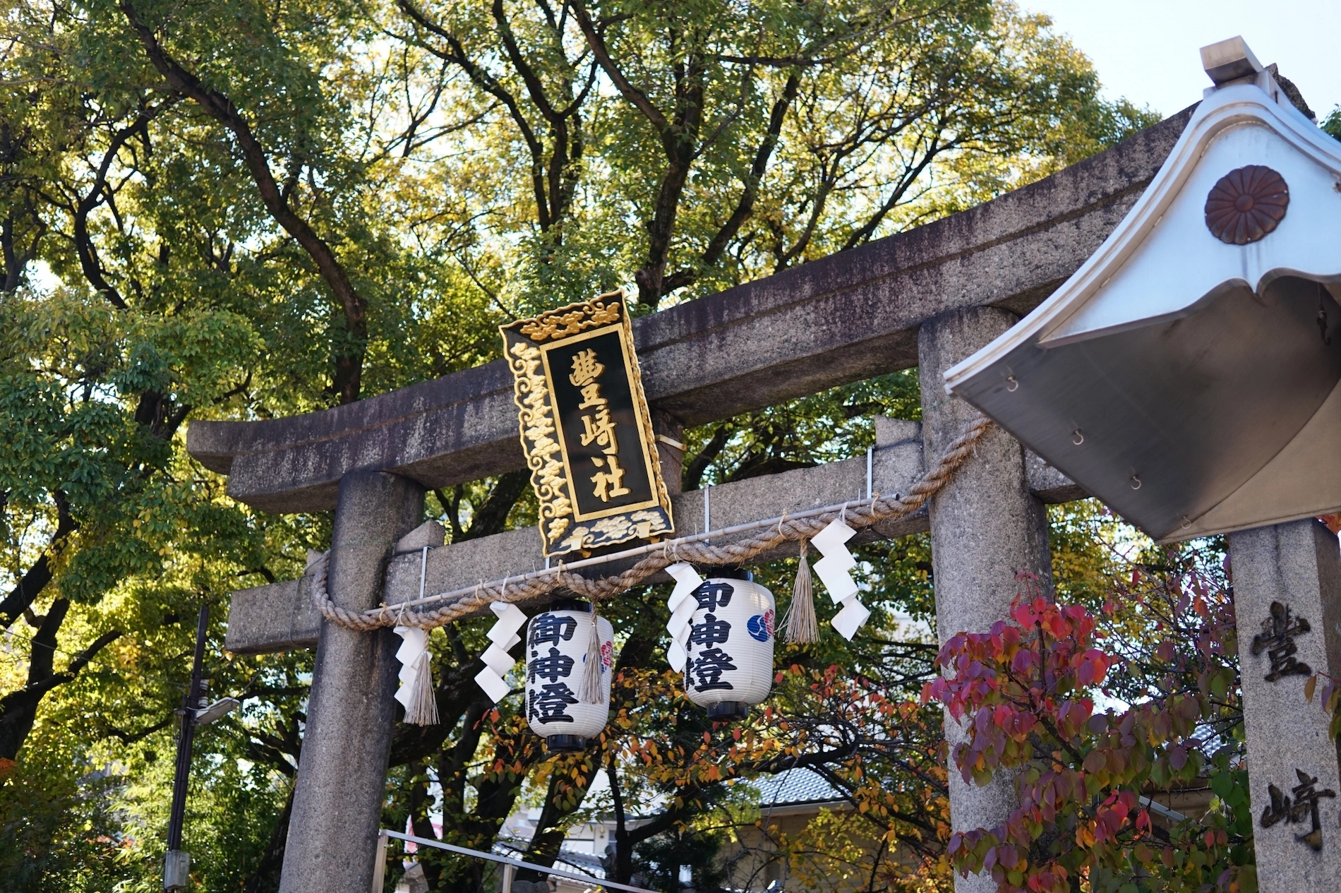 地域の守護神として親しまれる広い境内