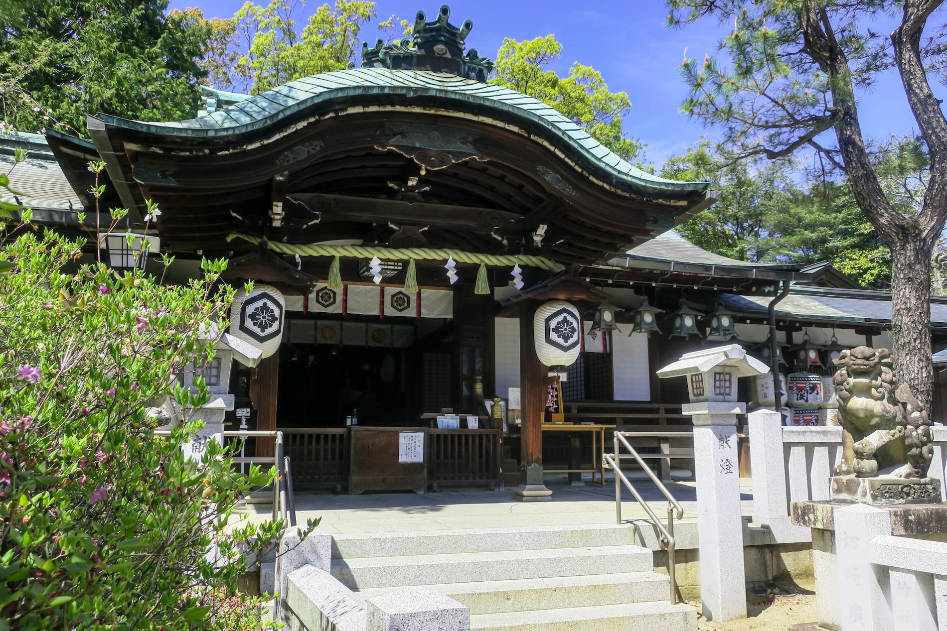 四季折々の花木が彩る由緒ある神社