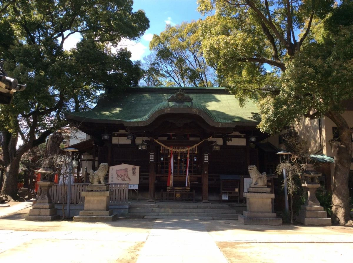 温かな雰囲気に包まれる小さな神社