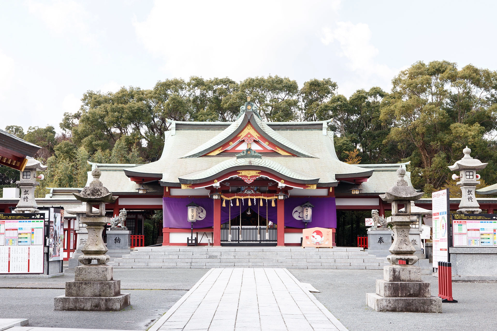 緑と朱のコントラストが映える神社