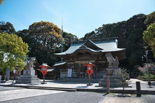 千年以上の歴史を刻む緑豊かな社
