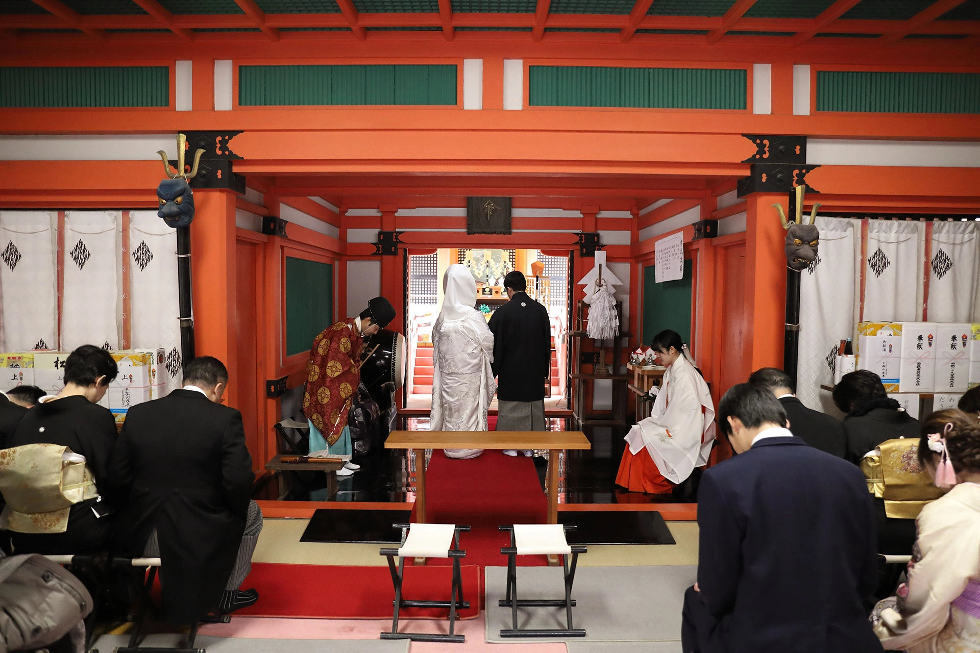 緑に映える朱塗りの荘厳な神社