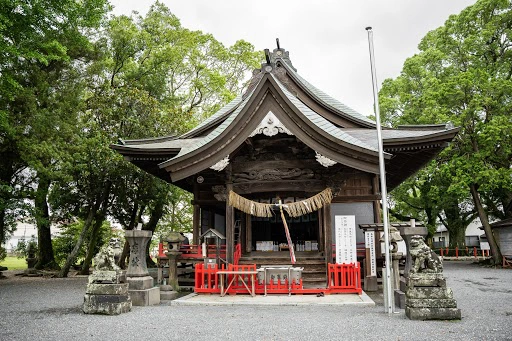 観光名所に囲まれた自然豊かな神社
