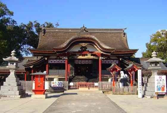 赤鳥居が印象的な写真映えの境内