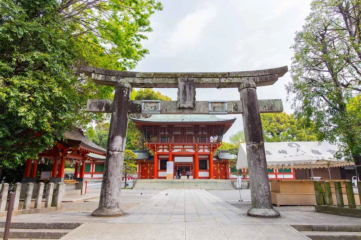 肥後一の荘厳な朱塗りの社での式