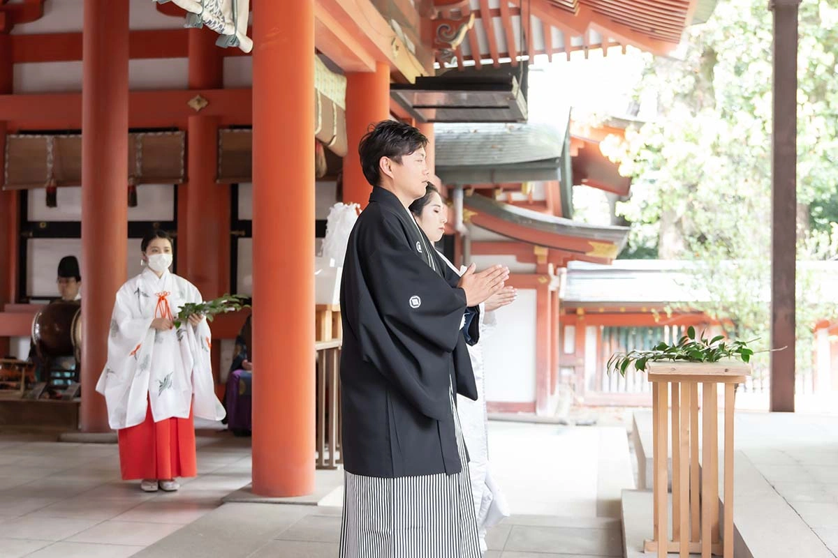藤の花が咲き誇る春の神前挙式