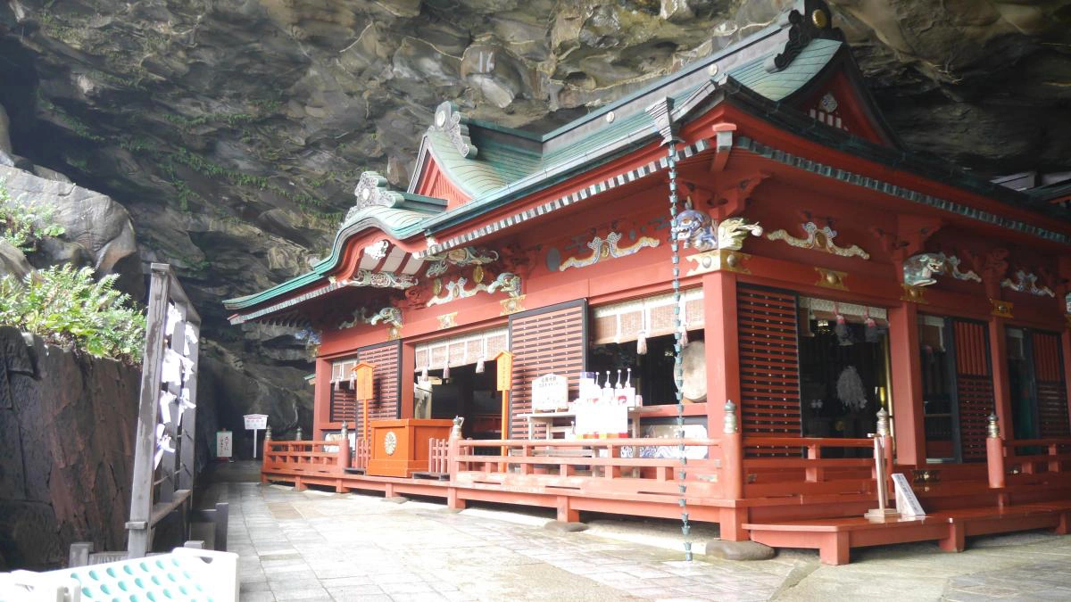 洞窟と海が織りなす神秘的な神前式