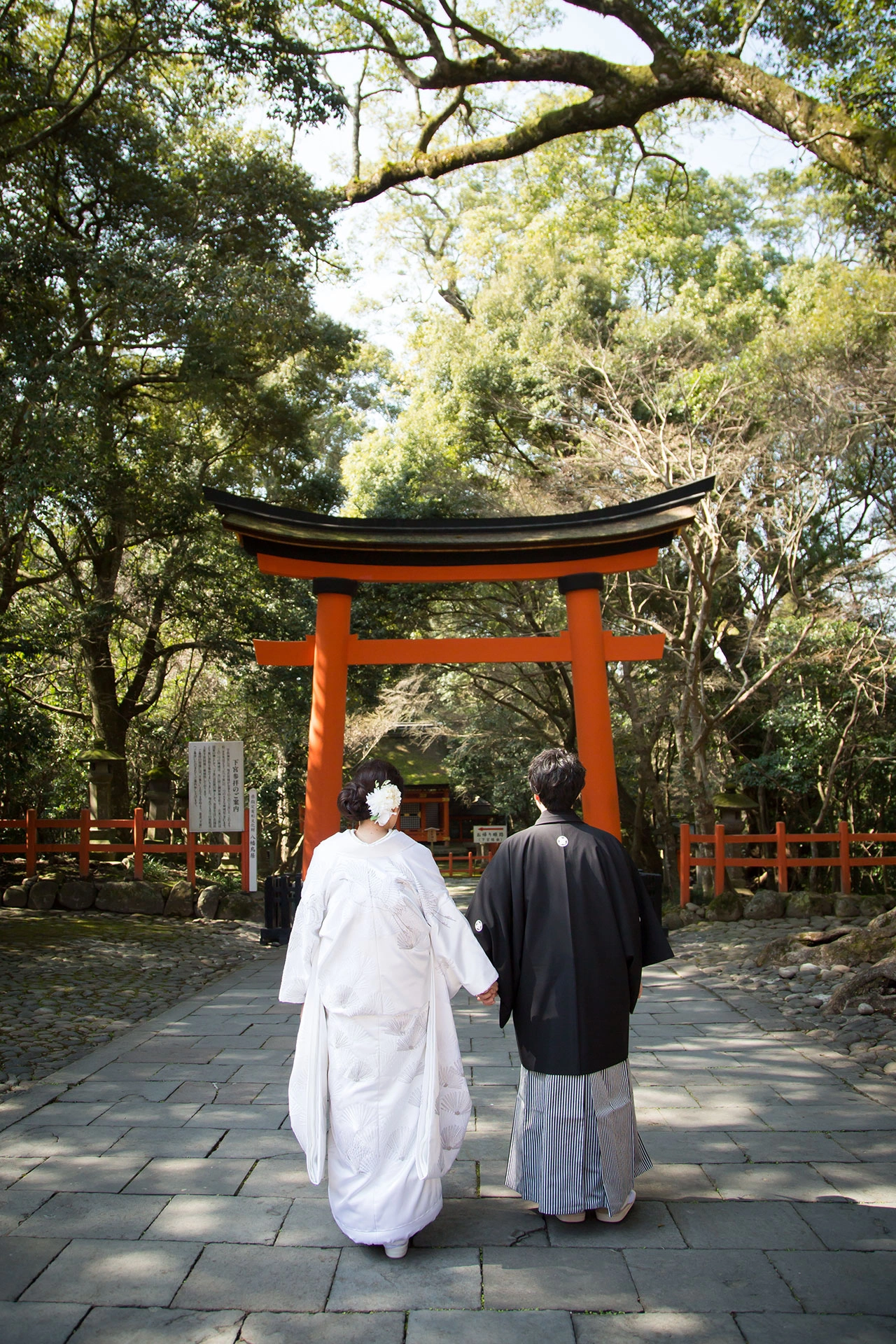 石畳と自然が織りなす荘厳な参進の道