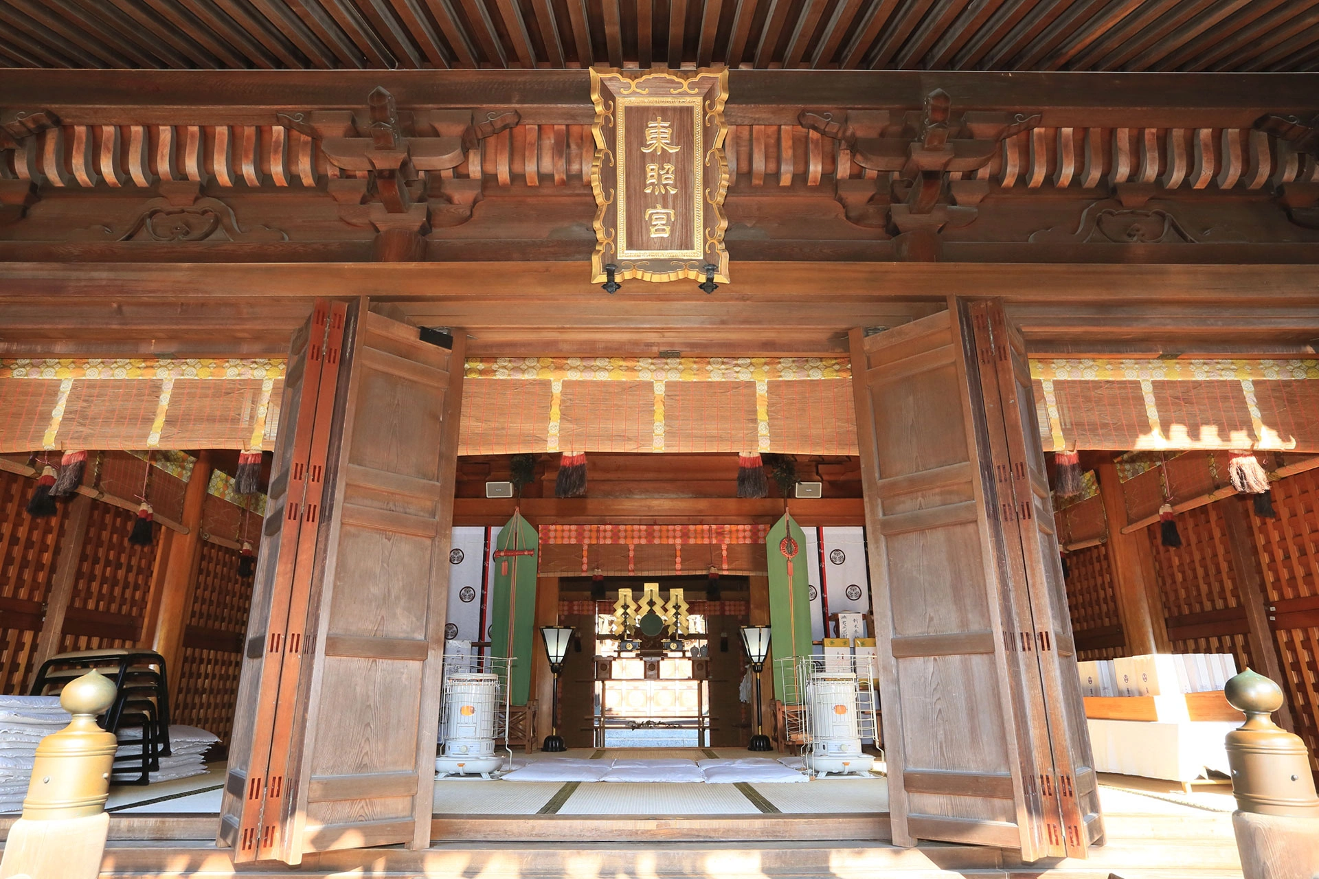 天女と龍が彫られた荘厳な本殿空間