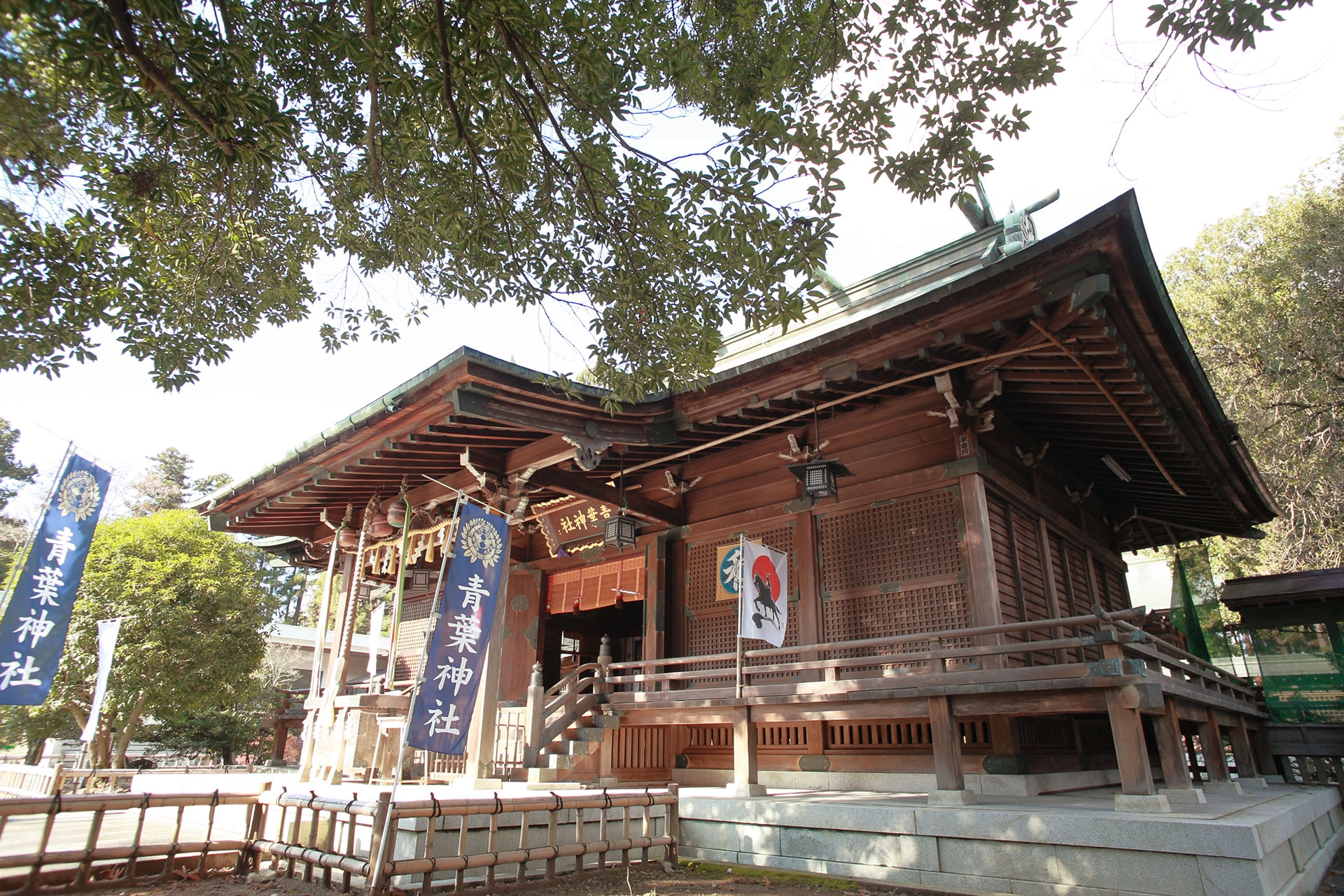 豊かな緑に包まれた都会の神社