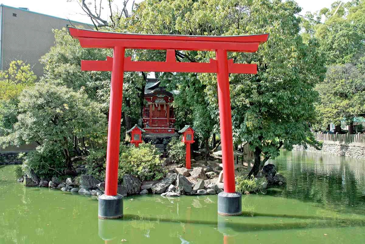フォトスポット豊富な赤鳥居の社