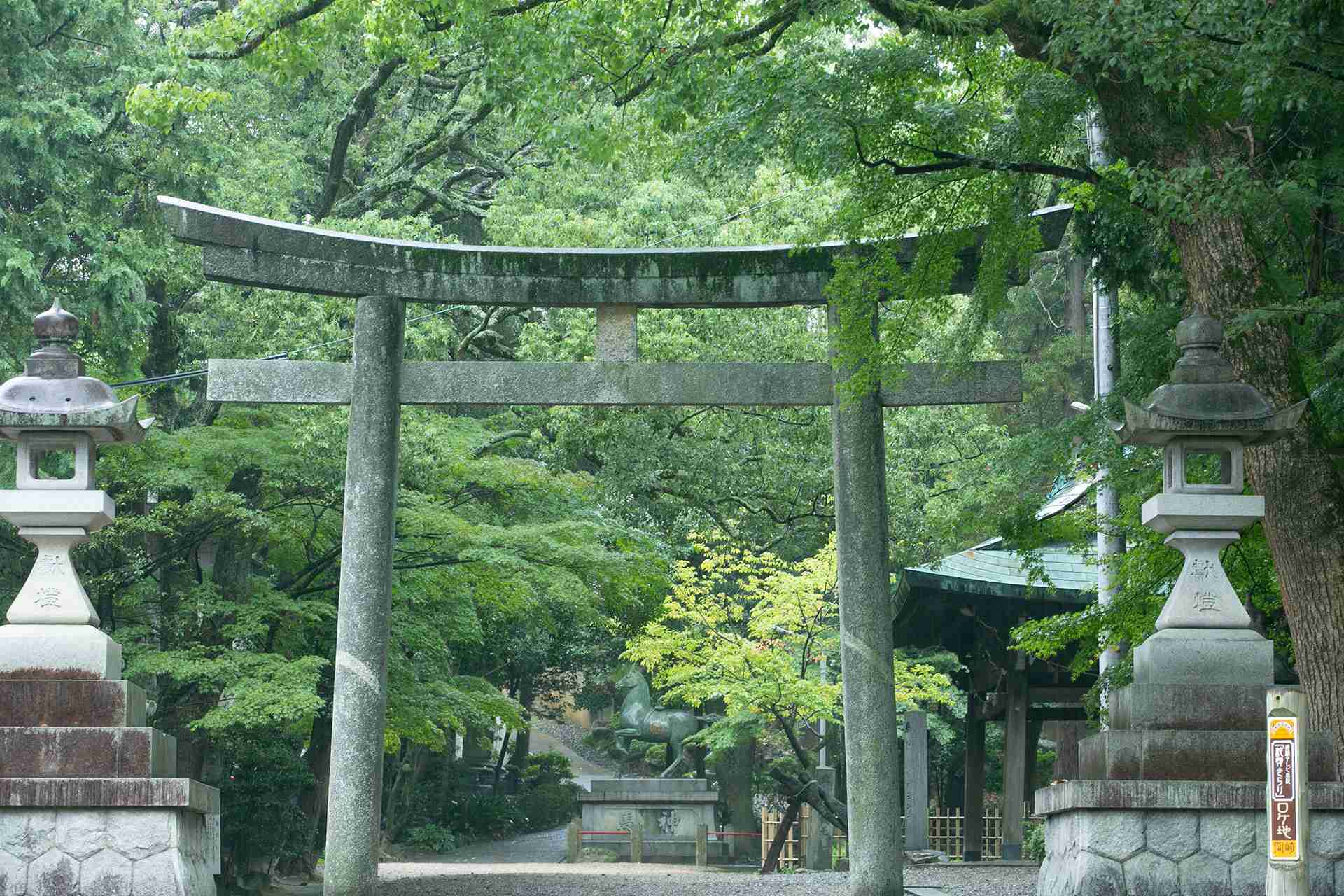 四季折々の表情を見せる自然豊かな社