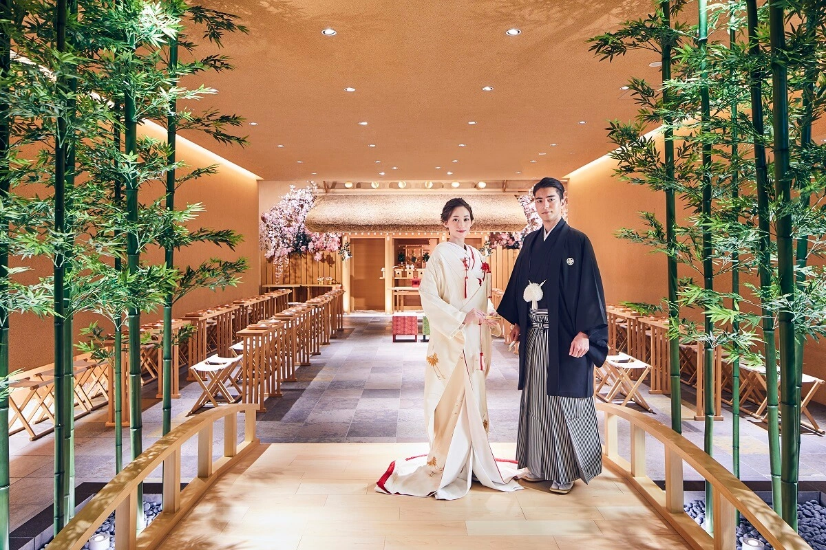 茅葺屋根が織りなす伝統の神殿