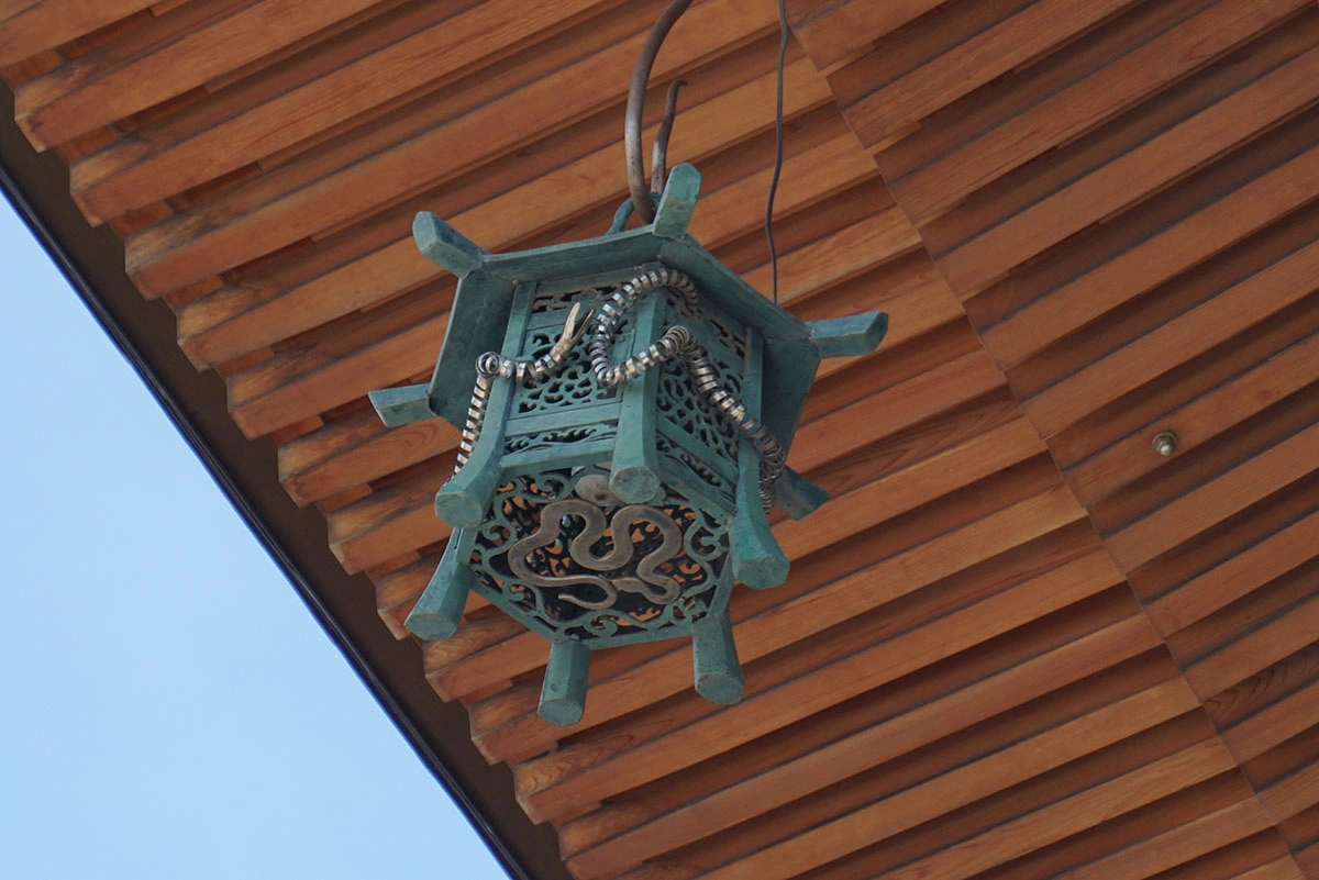 白蛇モチーフが彩る神聖な神社