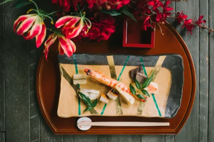 赤い装花が添えられた会食会場の和のしつらえ