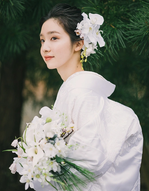 白無垢と洋花のブーケを持つ花嫁