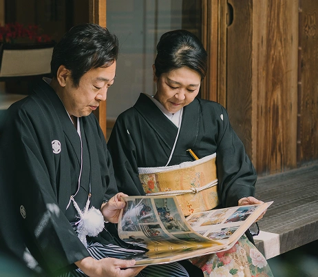 記念品を手にするご親族