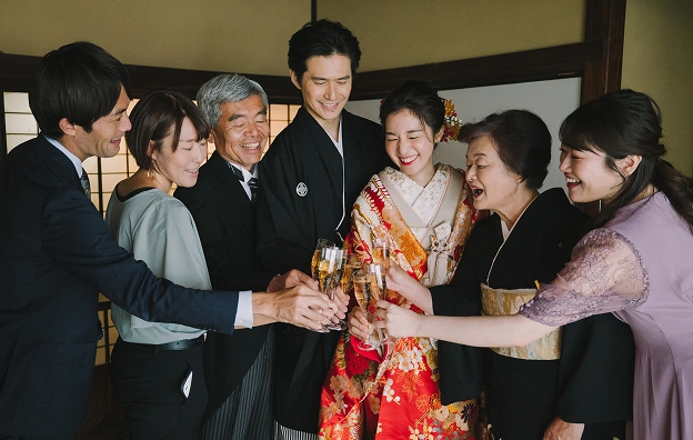 乾杯する新郎新婦とご家族