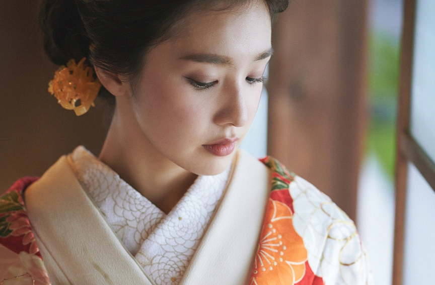 色打掛をまとった花嫁の横顔