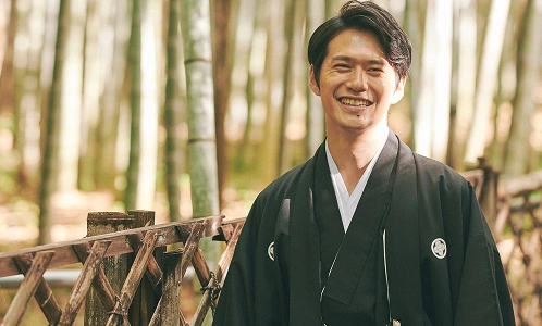 黒紋付姿の新郎