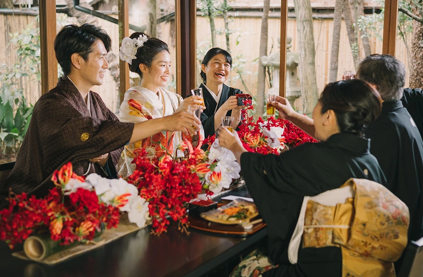 会食会場で歓談する新郎新婦と家族