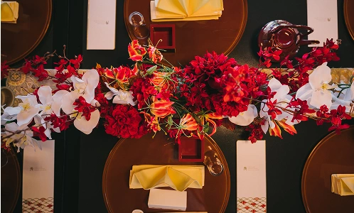 赤い装花が飾られた会食テーブル