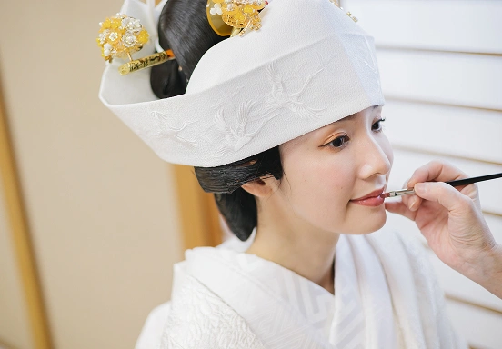 白無垢姿の花嫁がお化粧を受ける様子
