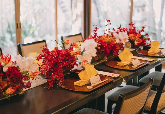 赤白の装花が飾られた会食会場