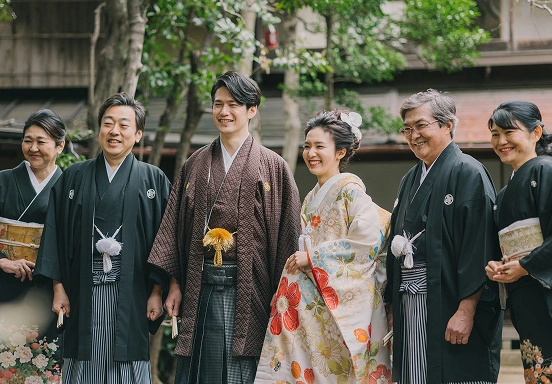 和装姿の新郎新婦と家族が並ぶ集合写真
