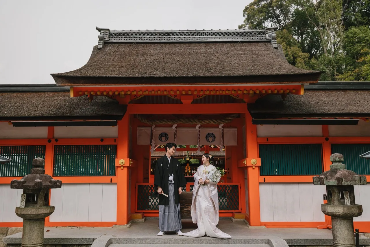 鳥居の前に立つ新郎新婦