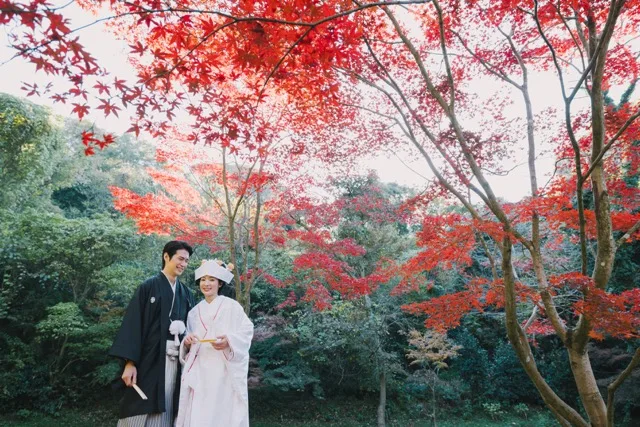 紅葉の中の和装の新郎新婦