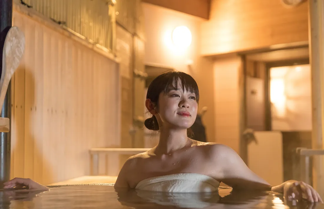 旅館へチェックイン温泉でリラックス